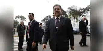 Contralor Nelson Shack reportó a Alberto Otárola que la DINI lo espiaba y no pasó nada Contralor Nelson Shack reportó a Alberto Otárola que la DINI lo espiaba y no pasó nada