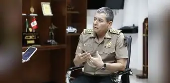 También espiaron a excomandante general de la Policía Nacional También espiaron a excomandante general de la Policía Nacional