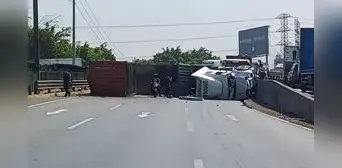 Accidente en Vía Evitamiento: reportan volcadura de camión cerca a la av. Javier Prado Accidente en Vía Evitamiento: reportan volcadura de camión cerca a la av. Javier Prado