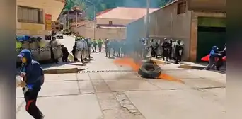 Huancavelica: estudiantes de la UNH se enfrentan con policías en actividad que participan ministros Huancavelica: estudiantes de la UNH se enfrentan con policías en actividad que participan ministros