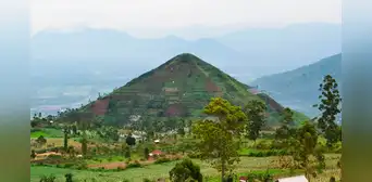 La pirámide más antigua de la Tierra superaría a las de Egipto y Perú: posee un núcleo de lava La pirámide más antigua de la Tierra superaría a las de Egipto y Perú: posee un núcleo de lava