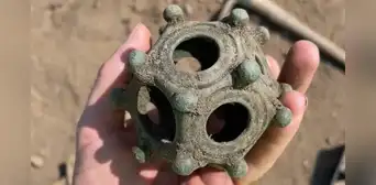El extraño objeto romano de 12 lados que los arqueólogos no consiguen explicar