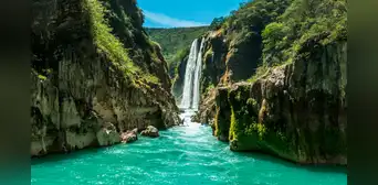 La mágica cascada de 100 metros y agua turquesa que puedes visitar en México: ¿cómo llegar?