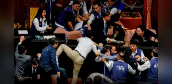 Diputado de Taiwán roba un proyecto de ley para que no sea aprobado y huye del Parlamento en medio de pelea Diputado de Taiwán roba un proyecto de ley para que no sea aprobado y huye del Parlamento en medio de pelea