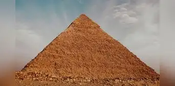 Arqueólogos descubren misteriosa estructura en Egipto cerca a las pirámides de Giza Arqueólogos descubren misteriosa estructura en Egipto cerca a las pirámides de Giza
