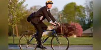 ¿Vas en bicicleta al trabajo? En Perú, eso significa un día libre remunerado: estos son los pasos para solicitarlo