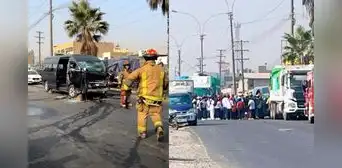 Ate: combi con 12 pasajeros a bordo choca contra camión de basura en la Carretera Central
