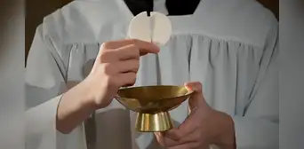 Sacerdote es acusado de morder a una mujer por querer tomar la hostia 'a la fuerza' en plena misa Sacerdote es acusado de morder a una mujer por querer tomar la hostia 'a la fuerza' en plena misa