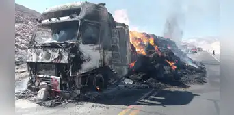 Arequipa: tráiler se incendia en carretera y conductor se salva de milagro