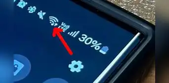 ¿Qué significan las flechas de arriba y abajo que salen al lado del ícono de WiFi, datos y bluetooth? ¿Qué significan las flechas de arriba y abajo que salen al lado del ícono de WiFi, datos y bluetooth?