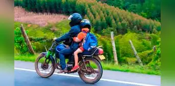 Esta es la edad mínima para que un niño viaje en moto, según la ley de Colombia Esta es la edad mínima para que un niño viaje en moto, según la ley de Colombia
