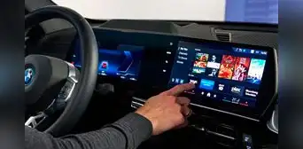 ¿Cómo acceder a la app IPcarTV para ver canales de televisión gratuitos en tu vehículo?