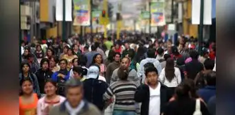 El 42% de los peruanos considera irse a vivir o trabajar a otro país El 42% de los peruanos considera irse a vivir o trabajar a otro país