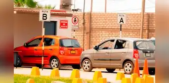 Si choco durante un examen de manejo en el Touring, ¿quién debe pagar los daños del auto?