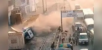 Terrible accidente de tránsito en la Carretera Central deja 12 heridos: pasajera salió despedida de combi Terrible accidente de tránsito en la Carretera Central deja 12 heridos: pasajera salió despedida de combi