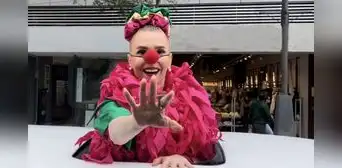 'Queca' emociona a fanáticos de 'Pataclaun' al pasear en limusina por las calles de Lima 'Queca' emociona a fanáticos de 'Pataclaun' al pasear en limusina por las calles de Lima