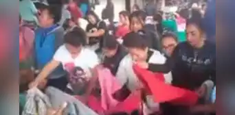 Iquitos: cientos de ciudadanos hacen largas filas para comprar chompas y abrigos tras ola de friaje