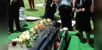 Hombre fingió su muerte para comprobar la lealtad de sus amigos: el resultado es viral