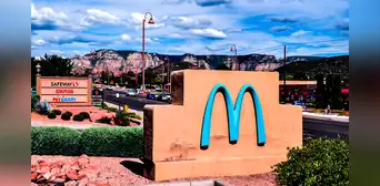 El ÚNICO McDonald’s con logo azul del mundo está en América: destaca en una ciudad de montañas rojas El ÚNICO McDonald’s con logo azul del mundo está en América: destaca en una ciudad de montañas rojas