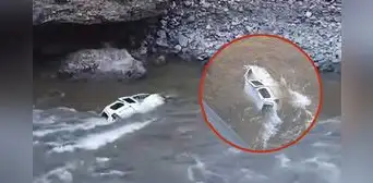 Carretera Central: minivan cae al río Mantaro y es arrastrada por las caudalosas aguas Carretera Central: minivan cae al río Mantaro y es arrastrada por las caudalosas aguas
