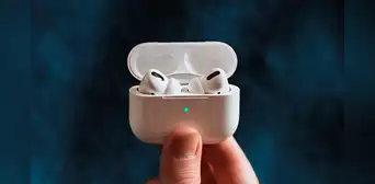 ¿La caja de carga de tus AirPods muestra distintos colores? Te explicamos qué significa cada uno
