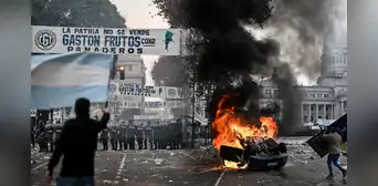 Fuerte disturbios en los exteriores del Senado de Argentina por debate de Ley de Bases de Milei Fuerte disturbios en los exteriores del Senado de Argentina por debate de Ley de Bases de Milei
