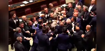 Diputados se agarran a golpes en Parlamento italiano: uno tuvo que ser evacuado en silla de ruedas