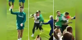 ¡Ronaldo fue salvado por su compañero! Arquero 'tackleó' a hincha que invadió campo por abrazar a 'CR7'