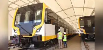 Los dos trenes que esperan en el norte y sur chico Los dos trenes que esperan en el norte y sur chico
