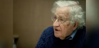 Desmienten muerte de Noam Chomsky: esposa del escritor negó rumores sobre su deceso