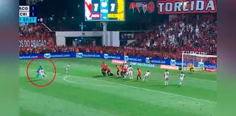 Trauco anotó espectacular golazo de tiro libre en el final y le dio triunfo a su equipo en el Brasileirao