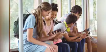 Adolescentes cambian su teléfono inteligente por uno 'tonto' y estos son los cambios que notaron Adolescentes cambian su teléfono inteligente por uno 'tonto' y estos son los cambios que notaron