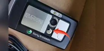 ¿Por qué algunos celulares 'viejitos' tenían un pequeño espejo al costado de la cámara?