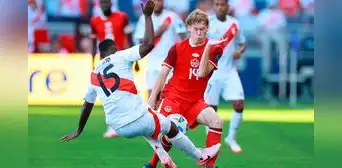 Miguel Araujo deja a Perú con 10: defensa recibió tarjeta roja por dura entrada en partido ante Canadá