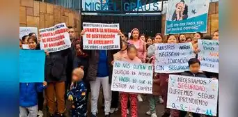 Padres protestan por prohibición de Minedu sobre contratación de auxiliares: retiro afecta a escolares Padres protestan por prohibición de Minedu sobre contratación de auxiliares: retiro afecta a escolares