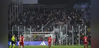 Suspenden el Universitario vs. Colo-Colo: hinchas del Cacique atacaron a los aficionados de la 'U' en el Monumental de Chile Suspenden el Universitario vs. Colo-Colo: hinchas del Cacique atacaron a los aficionados de la 'U' en el Monumental de Chile