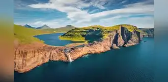 El lago que se formó "sobre el océano" tiene 59 m de profundidad y fue crucial para la Segunda Guerra Mundial