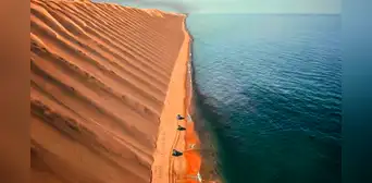 El increíble país donde el desierto y el mar se juntan: las dunas alcanzan los 300 metros de arena rojiza El increíble país donde el desierto y el mar se juntan: las dunas alcanzan los 300 metros de arena rojiza