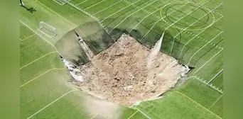 Enorme socavón 'se traga' parte de un campo de fútbol en Estados Unidos y cámara capta preciso momento Enorme socavón 'se traga' parte de un campo de fútbol en Estados Unidos y cámara capta preciso momento