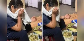 Mujer peruana rompe en llanto al probar humitas de su natal Ayacucho: “Extraña su casa y su pueblo” Mujer peruana rompe en llanto al probar humitas de su natal Ayacucho: “Extraña su casa y su pueblo”