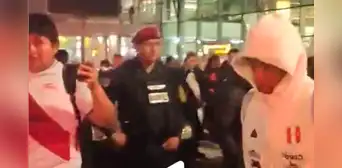 Cueva y su agresiva reacción contra hincha de la selección que lo respaldó: "Deja de grabar, 'mano'" Cueva y su agresiva reacción contra hincha de la selección que lo respaldó: "Deja de grabar, 'mano'"