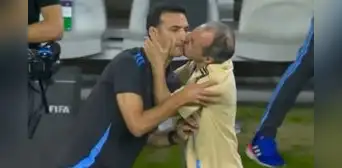Scaloni se refirió al polémico beso del utilero: "No lo consentí" Scaloni se refirió al polémico beso del utilero: "No lo consentí"