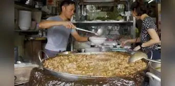 El restaurante que sirve la misma sopa por 46 años: el caldo es el mismo y lo dejan hirviendo todo el día