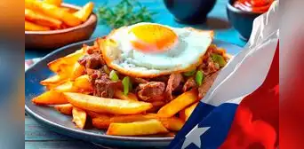 Este plato de Chile, con orígenes en la Guerra del Pacífico, es conocido como ‘lomo saltado chileno’