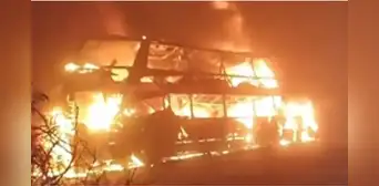 Bus en llamas provoca choque múltiple en la variante Pasamayo Bus en llamas provoca choque múltiple en la variante Pasamayo