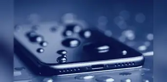 ¿Qué ocurriría si te bañas mientras tienes el teléfono, los audífonos o tu smartwatch cerca de ti? ¿Qué ocurriría si te bañas mientras tienes el teléfono, los audífonos o tu smartwatch cerca de ti?