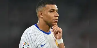 Kylian Mbappé y su dura autocrítica tras ser eliminado: "Mi Euro es un fracaso" Kylian Mbappé y su dura autocrítica tras ser eliminado: "Mi Euro es un fracaso"