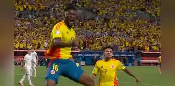 Lerma anota GOLAZO de cabeza tras GENIAL pase de James y mete a Colombia en la final de la Copa América Lerma anota GOLAZO de cabeza tras GENIAL pase de James y mete a Colombia en la final de la Copa América