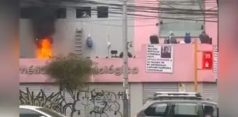 Reportan violento desalojo en Lince: personas con pasamontañas amenazan con explotar balones de gas Reportan violento desalojo en Lince: personas con pasamontañas amenazan con explotar balones de gas