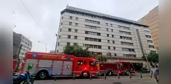 Incendio en el centro histórico de Lima: cocina de edificio de seguros se prendió en llamas